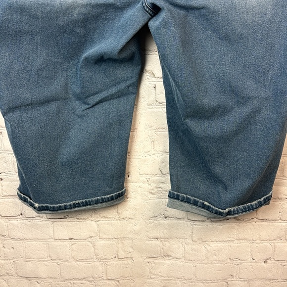 BloomChic Medium Wash Roll Hem Denim Capri Jeans Plus Size 26 (4X) & 16 (1X) - Picture 8 of 8